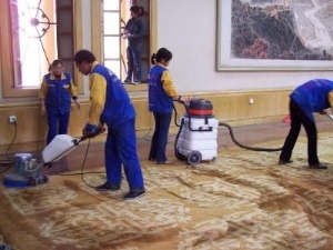 地毯作为办公室容易脏的地方，该如何进行乌鲁木齐地毯清洗？